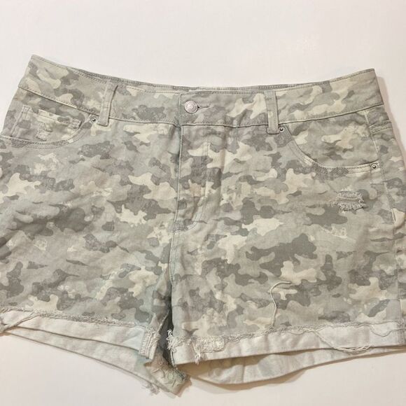 Time And Tru Mid-Rise Women's Camouflage Shorts Size 16 - Picture 1 of 7